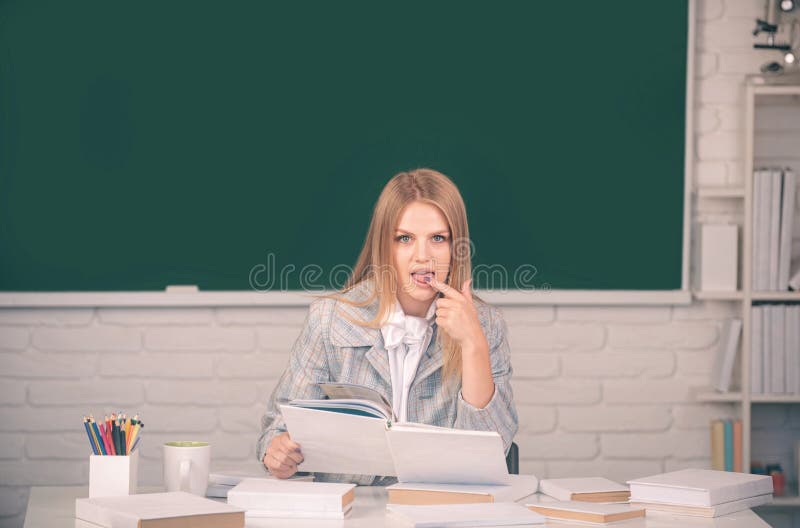 Porträt süßer attraktiver junger Studentin an der Universität oder Oberschule. Studentenlesebbuch stockfotos