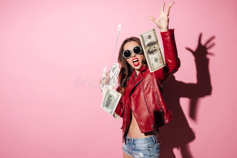 Porträt von Banknoten eines werfenden Geldes des jungen glücklichen Frauensiegers lizenzfreies stockfoto Porträt von Banknoten eines werfenden Geldes des jungen glücklichen Frauensiegers lizenzfreies stockfoto