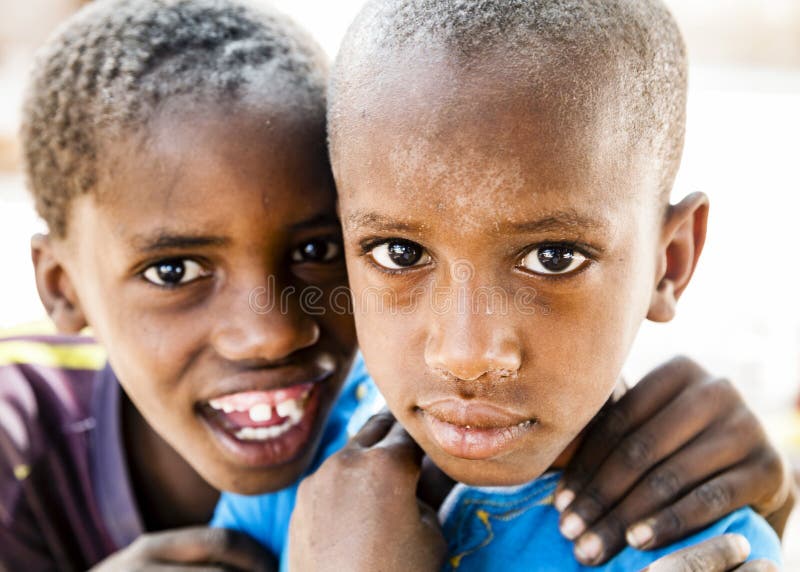 Porträt von den afrikanischen Jungen, die in der Kamera schauen stockbilder Porträt von den afrikanischen Jungen, die in der Kamera schauen stockbilder