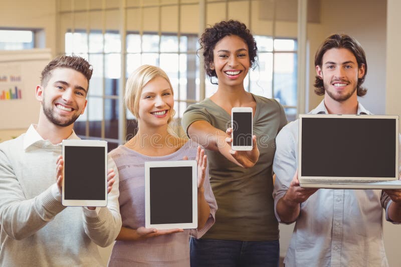 Porträt von den glücklichen Geschäftskollegen, die Technologien im Büro zeigen stockfoto Porträt von den glücklichen Geschäftskollegen, die Technologien im Büro zeigen stockfoto