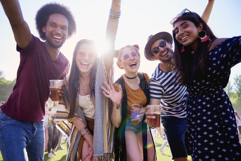 Porträt von den jungen erwachsenen Freunden, die Spaß am Festival haben lizenzfreies stockfoto Porträt von den jungen erwachsenen Freunden, die Spaß am Festival haben lizenzfreies stockfoto