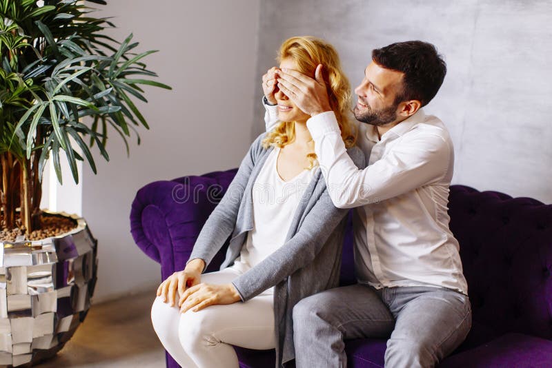 Porträt von den netten Paaren, die auf Sofa sitzen lizenzfreie stockbilder Porträt von den netten Paaren, die auf Sofa sitzen lizenzfreie stockbilder