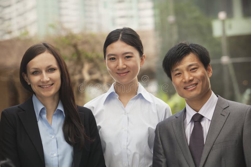 Porträt von drei Geschäftsleuten, multiethnische Gruppe lizenzfreies stockbild Porträt von drei Geschäftsleuten, multiethnische Gruppe lizenzfreies stockbild
