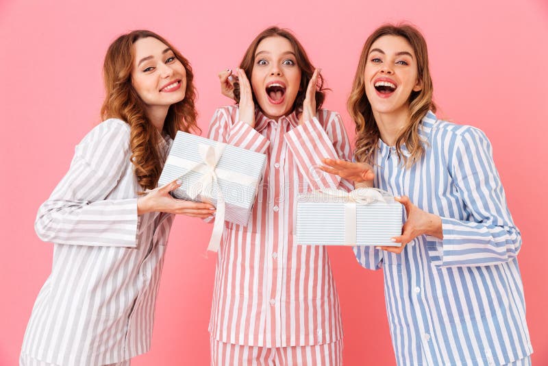 Porträt von drei glücklichen Mädchen 20s, die buntes gestreiftes leisu tragen stockfoto Porträt von drei glücklichen Mädchen 20s, die buntes gestreiftes leisu tragen stockfoto