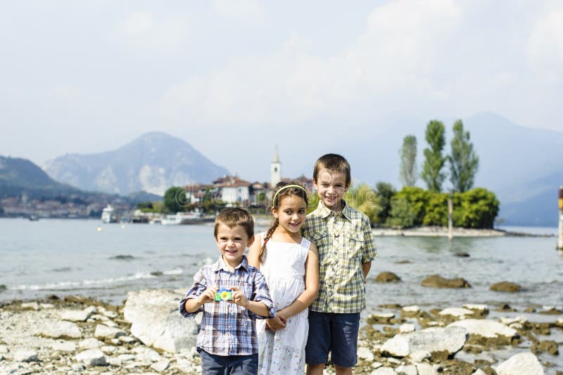 Porträt von drei Kinderbrüdern und -schwester in im Freien auf stockfotografie Porträt von drei Kinderbrüdern und -schwester in im Freien auf stockfotografie