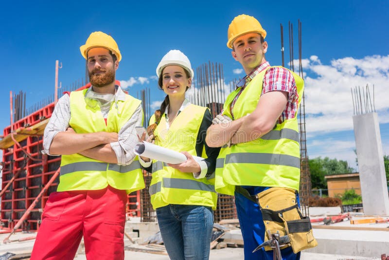 Porträt von drei überzeugt und zuverlässige junge Angestellte an der Baustelle stockfoto