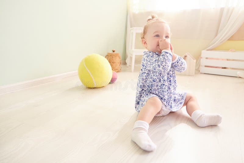 Porträt von Gefühlen eines wenig Babys lizenzfreies stockbild