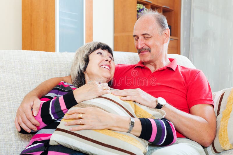 Porträt von glücklichen gewöhnlichen reifen Paaren lizenzfreies stockfoto Porträt von glücklichen gewöhnlichen reifen Paaren lizenzfreies stockfoto
