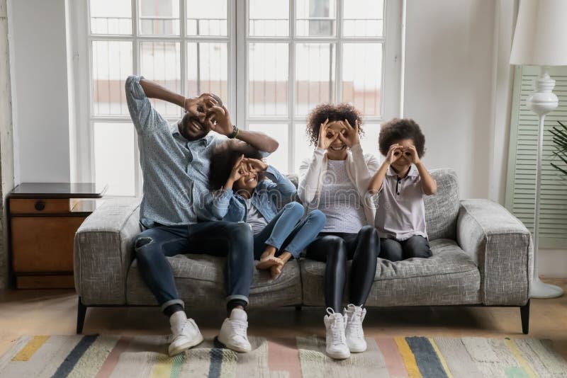 Porträt von glücklichen tausendjährigen Schwarzen Paare und der Kinder, die Spaß haben lizenzfreies stockbild