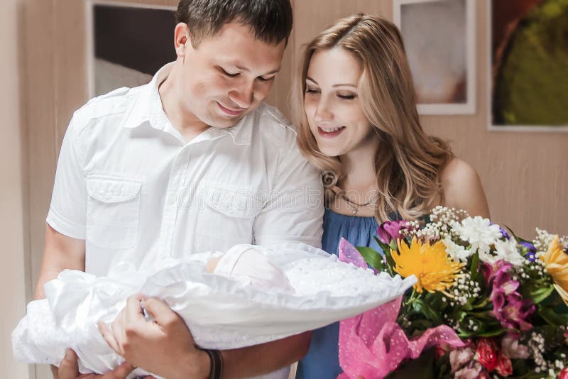 Porträt von jungen Eltern mit ihren Neugeborenen erstgeborenen lizenzfreies stockfoto