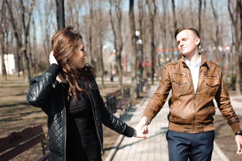 Porträt von jungen Paaren in der Liebe in einem Park lizenzfreies stockbild Porträt von jungen Paaren in der Liebe in einem Park lizenzfreies stockbild
