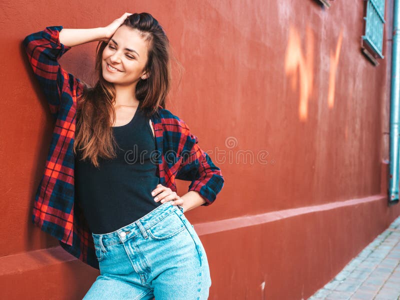 Porträt von jungen und Schönheit, die draußen darstellt lizenzfreies stockfoto