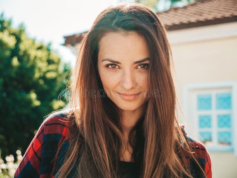 Porträt von jungen und Schönheit, die draußen darstellt stockfotografie
