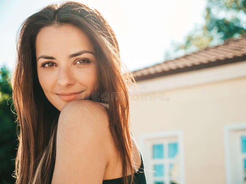 Porträt von jungen und Schönheit, die draußen darstellt lizenzfreies stockfoto