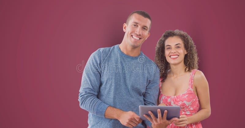 Porträt von lächelnden Geschäftsleuten mit digitaler Tablette gegen rosa Hintergrund lizenzfreie stockfotos Porträt von lächelnden Geschäftsleuten mit digitaler Tablette gegen rosa Hintergrund lizenzfreie stockfotos