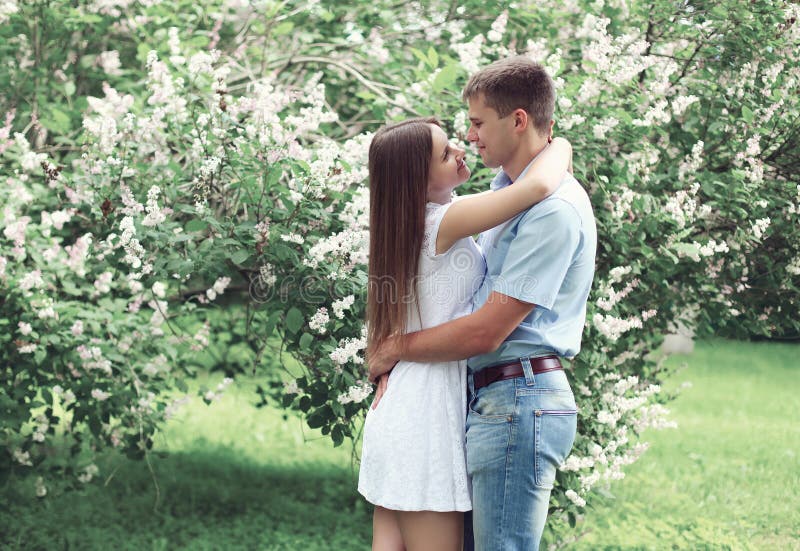 Porträt von schönen jungen Paaren zusammen im Blühen lizenzfreies stockbild Porträt von schönen jungen Paaren zusammen im Blühen lizenzfreies stockbild