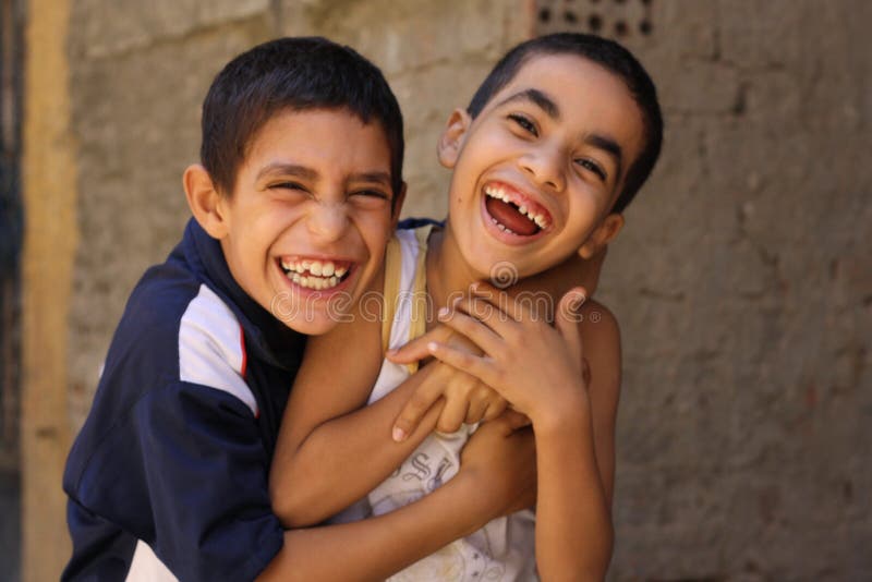 Porträt von 2 spielenden und lachenden Jungen, Straßenhintergrund in Giseh, Ägypten stockfoto Porträt von 2 spielenden und lachenden Jungen, Straßenhintergrund in Giseh, Ägypten stockfoto