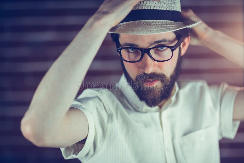 Porträt von tragenden Brillen und Hut des gutaussehenden Mannes lizenzfreies stockfoto Porträt von tragenden Brillen und Hut des gutaussehenden Mannes lizenzfreies stockfoto