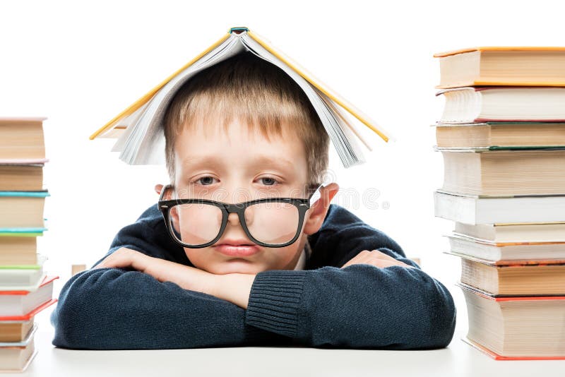 Porträt von tragenden Gläsern eines müden Schülers mit einem Buch auf seinem lizenzfreie stockbilder Porträt von tragenden Gläsern eines müden Schülers mit einem Buch auf seinem lizenzfreie stockbilder