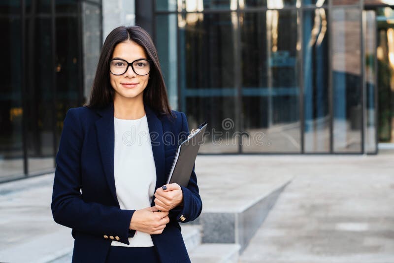 Porträt von tragenden Gläsern und zur Kamera, professioneller weiblicher Manager herein von schauen der jungen erfolgreichen Gesc stockfoto Porträt von tragenden Gläsern und zur Kamera, professioneller weiblicher Manager herein von schauen der jungen erfolgreichen Gesc stockfoto