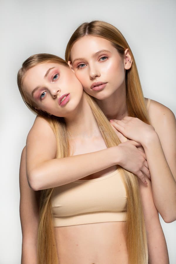 Portr?t von zwei sch?nen blonden sexy lesbischen Frauen, die im erotischen Foreplayspiel auf wei?em Hintergrund umarmen stockfotos Portr?t von zwei sch?nen blonden sexy lesbischen Frauen, die im erotischen Foreplayspiel auf wei?em Hintergrund umarmen stockfotos