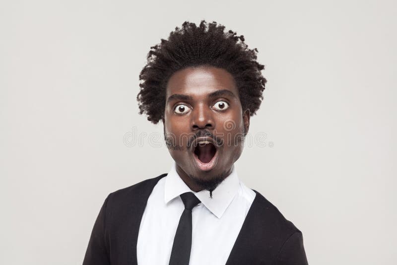 Porträt überraschter Afromann mit entsetztem Gesicht stockfoto Porträt überraschter Afromann mit entsetztem Gesicht stockfoto