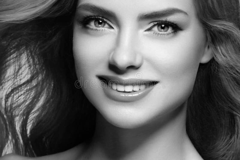 Porträtabschluß des blonden Haares der Schönheit herauf das Studio Schwarzweiss lizenzfreie stockfotografie Porträtabschluß des blonden Haares der Schönheit herauf das Studio Schwarzweiss lizenzfreie stockfotografie