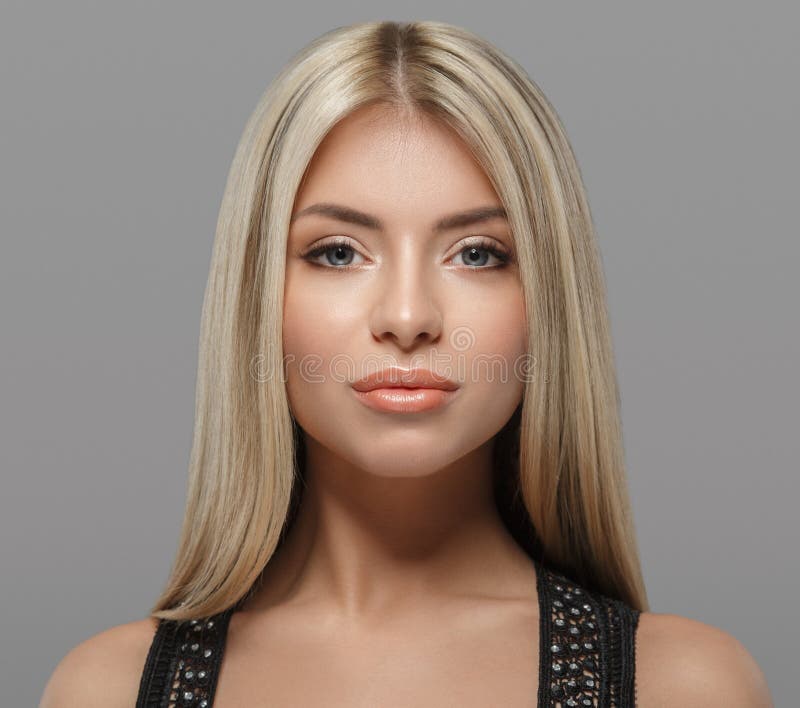 Porträtabschluß des blonden Haares der Schönheit herauf Studio auf Grau stockbild Porträtabschluß des blonden Haares der Schönheit herauf Studio auf Grau stockbild