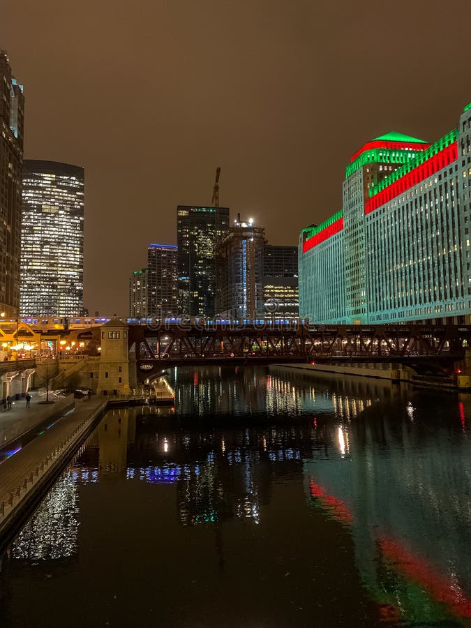 Porträtansicht erhöhten ‚EL‚Zugs kreuzt einen noch Chicago River mit Weihnachten/Lichterkette auf Gebäuden stockbilder Porträtansicht erhöhten ‚EL‚Zugs kreuzt einen noch Chicago River mit Weihnachten/Lichterkette auf Gebäuden stockbilder