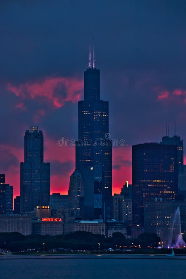Porträtansicht von Chicago-Wolkenkratzern während des Abendsonnenuntergangs, gesehen vom Michigansee lizenzfreie stockfotos Porträtansicht von Chicago-Wolkenkratzern während des Abendsonnenuntergangs, gesehen vom Michigansee lizenzfreie stockfotos