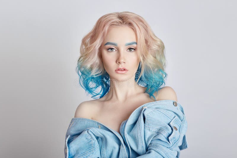 Porträtfrau mit dem hellen farbigen fliegenden Haar, alles purpurrote Blau der Schatten Haarfärbung, schöne Lippen und Make-up Ha