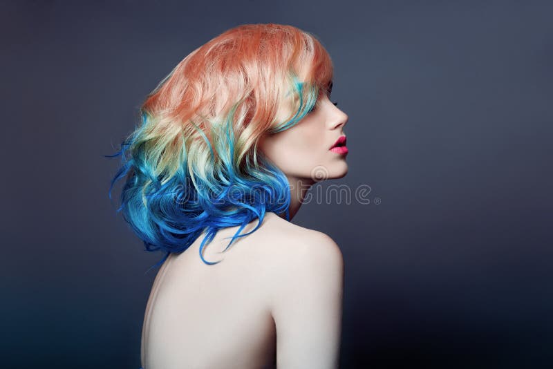 Porträtfrau mit dem hellen farbigen fliegenden Haar, alles purpurrote Blau der Schatten Haarfärbung, schöne Lippen und Make-up Ha lizenzfreie stockbilder Porträtfrau mit dem hellen farbigen fliegenden Haar, alles purpurrote Blau der Schatten Haarfärbung, schöne Lippen und Make-up Ha lizenzfreie stockbilder