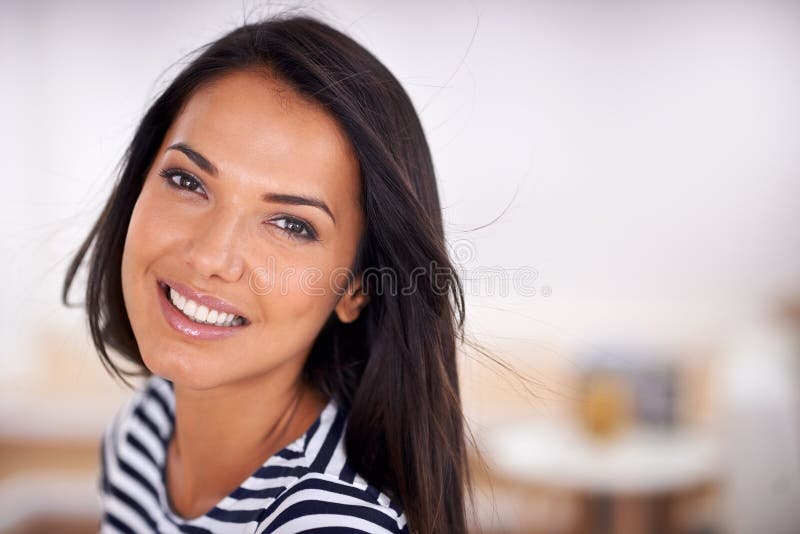 Porträtfrau und Lächeln mit Make-up für Schönheit glatte und glühende Haut für Glück. Gesichtsbehandlung und lizenzfreies stockfoto