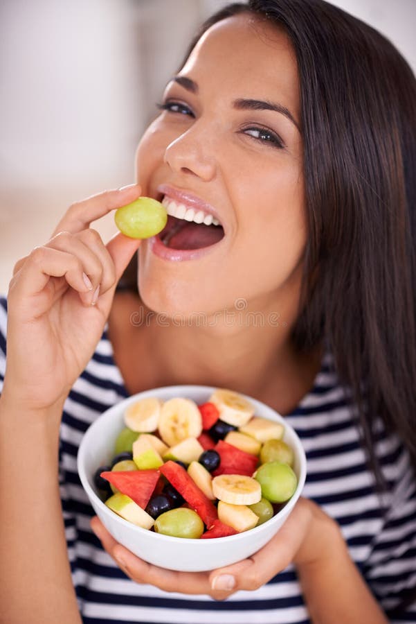 Porträtfrau und Obstschale für den Verzehr natürlicher Nahrung und gesunder biologischer Lebensmittel. glückliche weibliche Person lizenzfreies stockbild