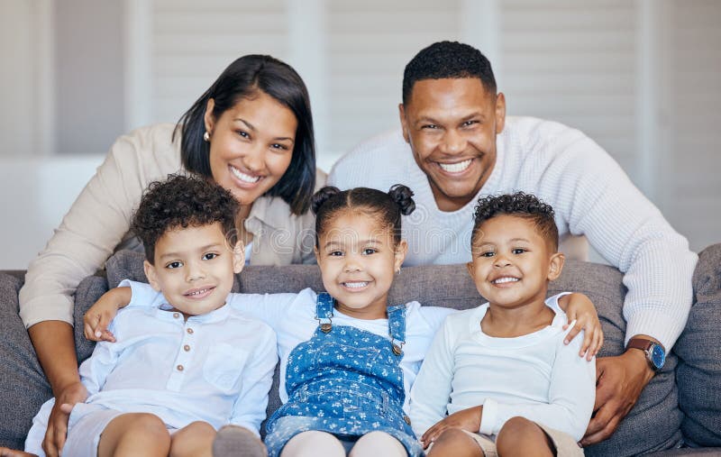 Porträtieren glückliche Familie und zusammen mit Lächeln auf Sofa für entspannende Ruhe und Pause zu Hause. Eltern Kinder oder Ges lizenzfreie stockfotografie