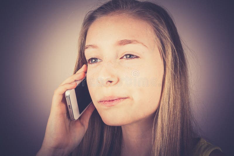 Porträtjugendliche telefonierte vergangen, Korneffekt lizenzfreie stockfotos Porträtjugendliche telefonierte vergangen, Korneffekt lizenzfreie stockfotos