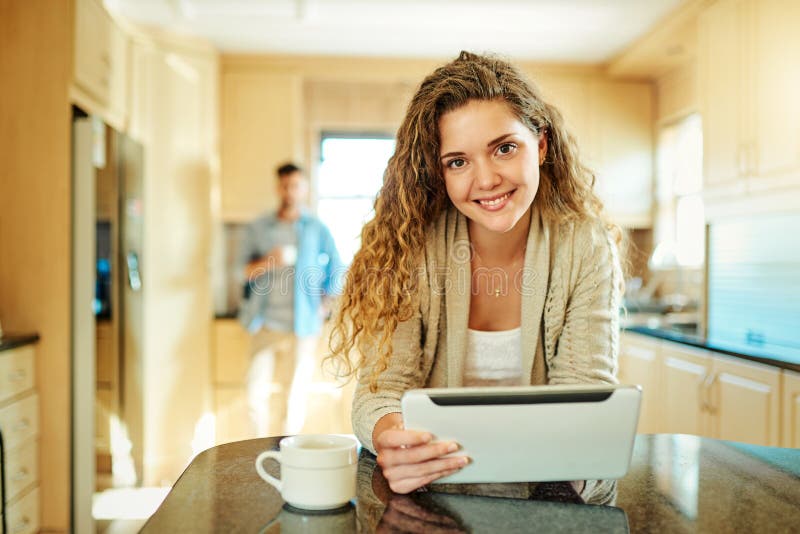 Porträtküche und Frau mit Tablet zu Hause und Lesen auf App ebook und Unterhaltung für Person. Lächeln lizenzfreie stockfotografie