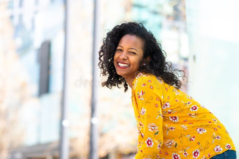 Porträtt av attraktiv ung afrikansk amerikansk kvinna arkivbilder