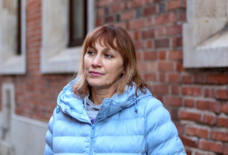 Porträtt av en vacker, vacker, vuxen blond kvinna 55 år gammal royaltyfri bild