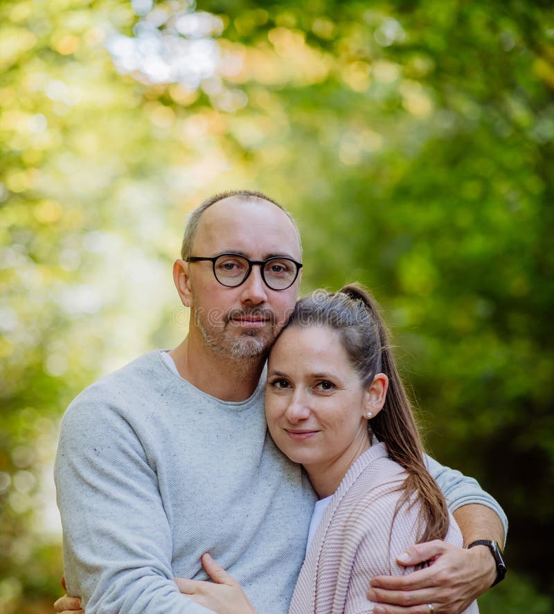 Porträtt av lyckligt par som är kär i skog. royaltyfri fotografi