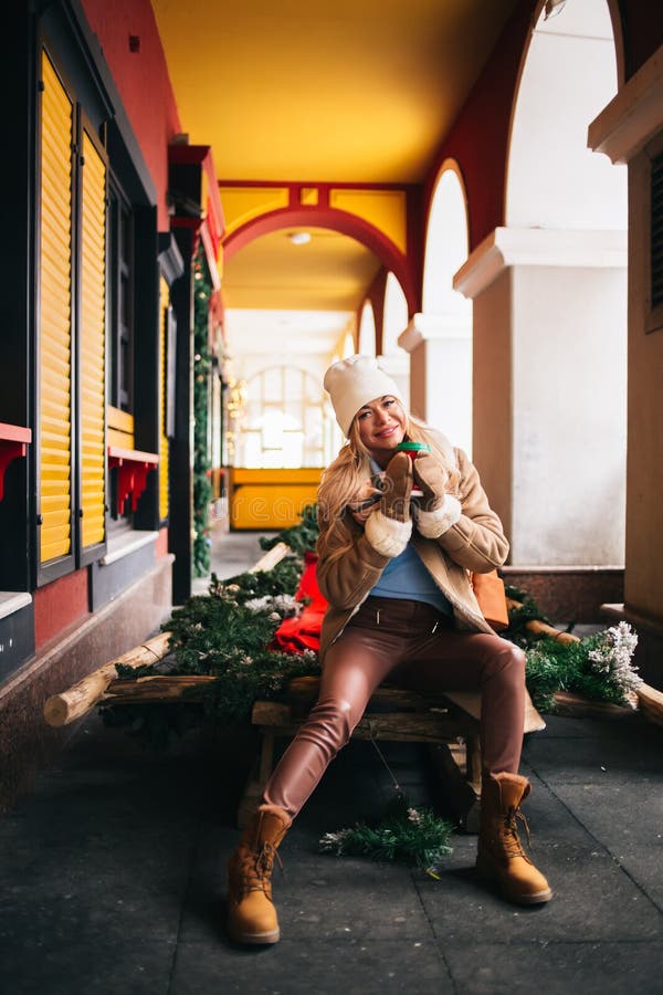 Porträtt av söt blond flicka som går i stadens dricksvafett royaltyfri fotografi