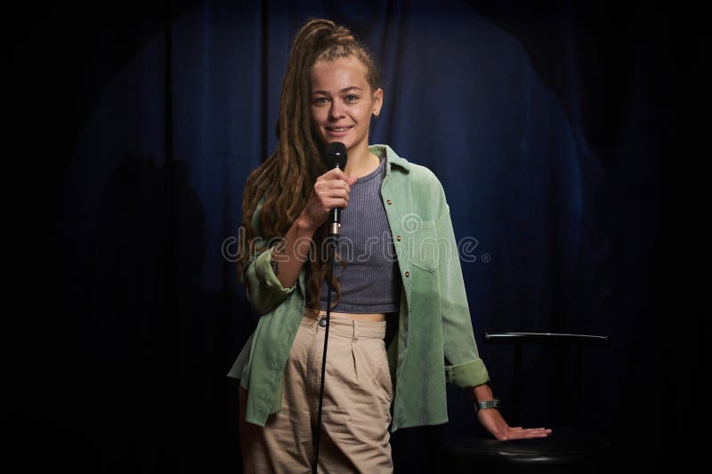 Porträtt från Woman Smiling and Holding Microphone på Stage arkivbilder