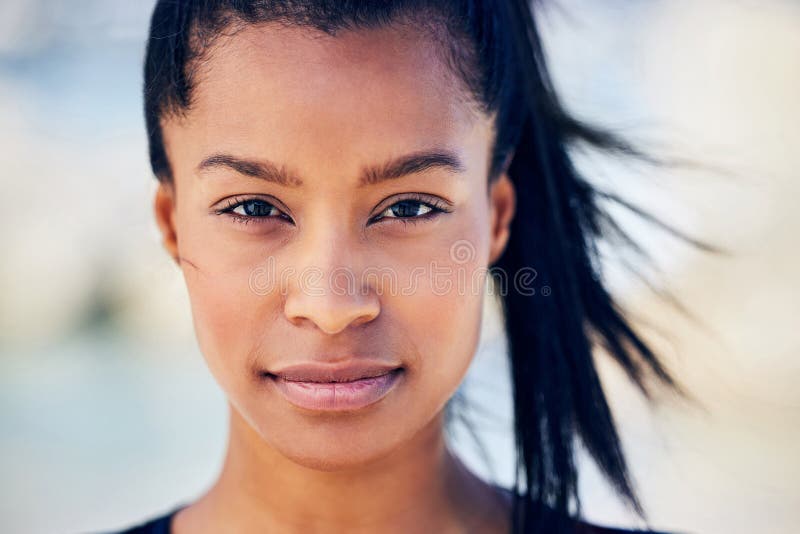 Porträtt seriös och svart kvinna för friskhet utomhus som tränare och kardiovälbefinnande. afrikansk arkivfoto