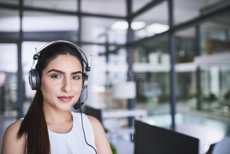 Porträtthörlurar och en kvinna till telefoncentralen i kontors- eller telemarketering av kundsupport. leende kvinna royaltyfri bild