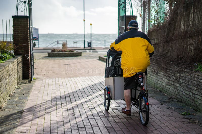 Τροχοφόρο ποδήλατο με μια πινακίδα διαφήμισης Στοκ Εικόνα - εικόνα από  lifestyle, bicuspids: 111919033