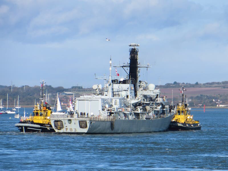 PORTSMOUTH, HAMPSHIRE/UK - 2 NOVEMBRE : HMS Albion étant I remorqué images libres de droits PORTSMOUTH, HAMPSHIRE/UK - 2 NOVEMBRE : HMS Albion étant I remorqué images libres de droits