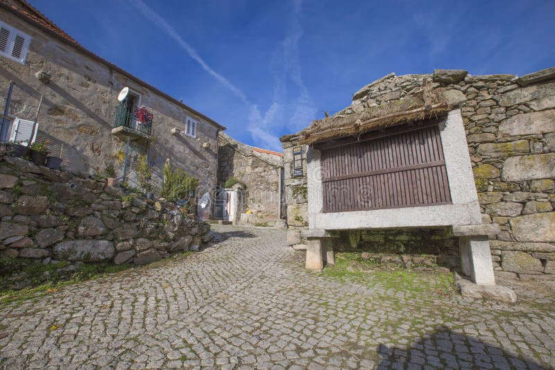 PORTUGAL - BY FÖR PITOES DAS JUNIAS - 4 DECEMBER 2018 arkivfoto PORTUGAL - BY FÖR PITOES DAS JUNIAS - 4 DECEMBER 2018 arkivfoto