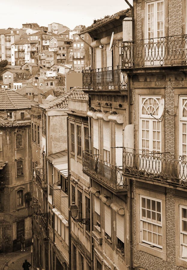 portugal Il Portogallo Siluetta dell'uomo Cowering di affari Nella seppia tonificata Retro stile fotografia stock portugal Il Portogallo Siluetta dell'uomo Cowering di affari Nella seppia tonificata Retro stile fotografia stock