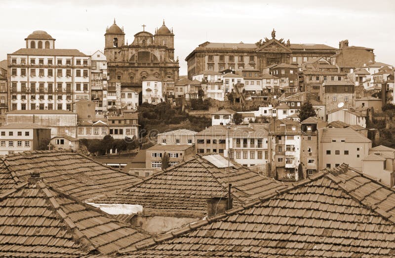 portugal Il Portogallo Siluetta dell'uomo Cowering di affari Nella seppia tonificata Retro stile fotografia stock libera da diritti portugal Il Portogallo Siluetta dell'uomo Cowering di affari Nella seppia tonificata Retro stile fotografia stock libera da diritti