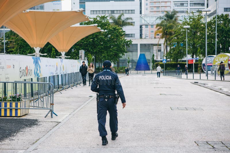 Portugal, Lisboa 29 de abril de 2018: El oficial de policía está en una calle de la ciudad Protección del orden público imagenes de archivo Portugal, Lisboa 29 de abril de 2018: El oficial de policía está en una calle de la ciudad Protección del orden público imagenes de archivo